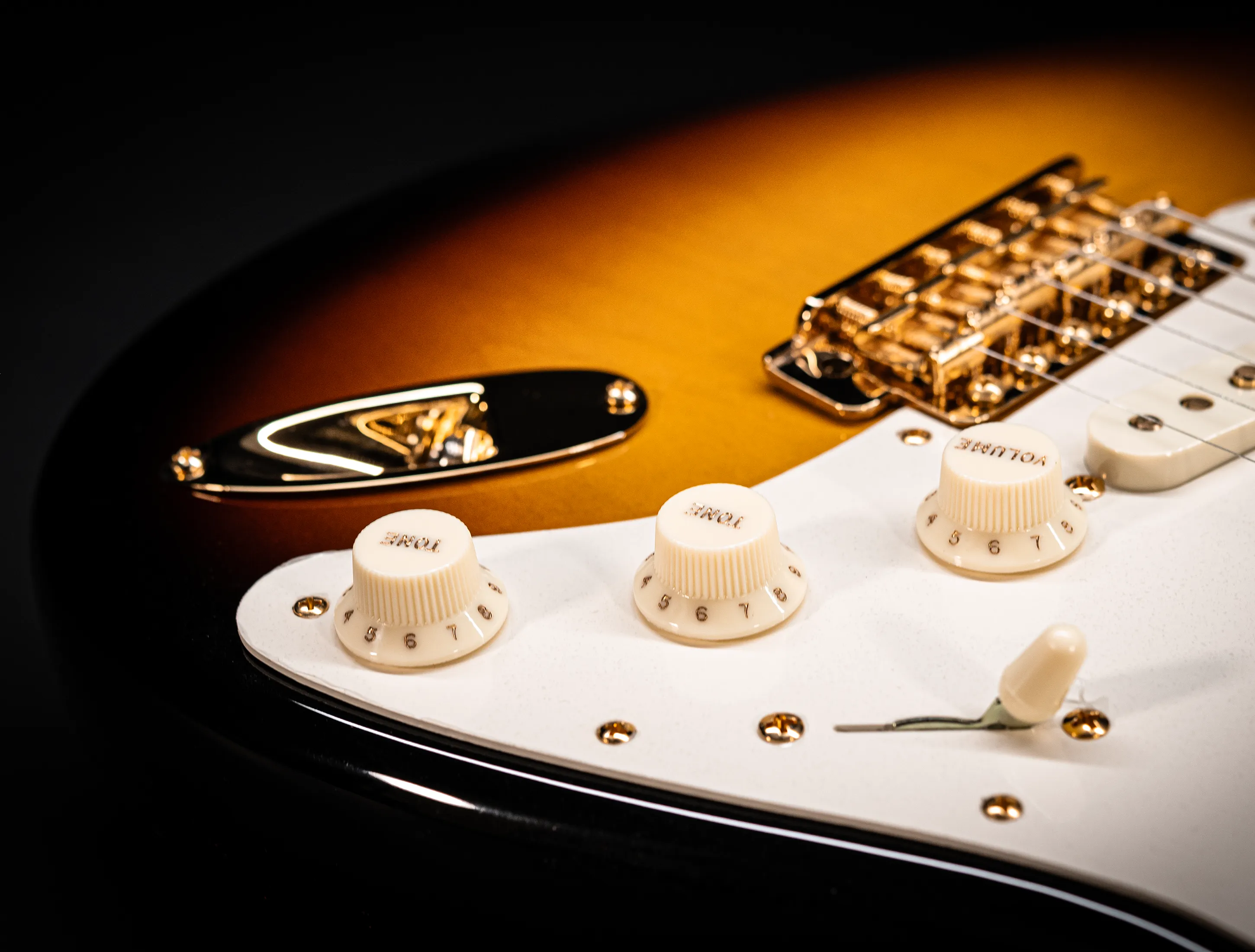 a165111 Fender 70th Anniversary Limited Stratocaster NOS Flame AAAA Neck - Sunburst