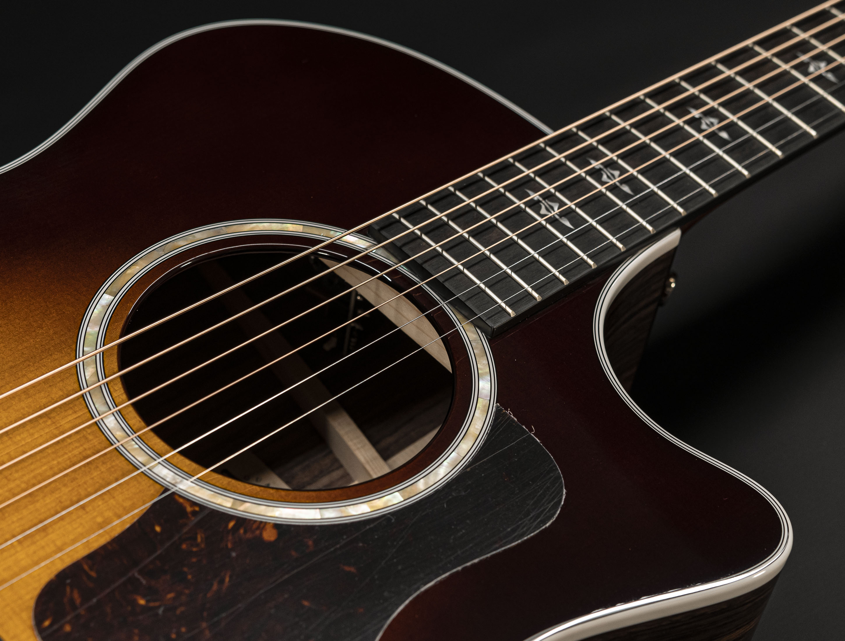 Galerie anzeigen (26 Bilder) a132422-taylor-414ce-r-tobacco-sunburst