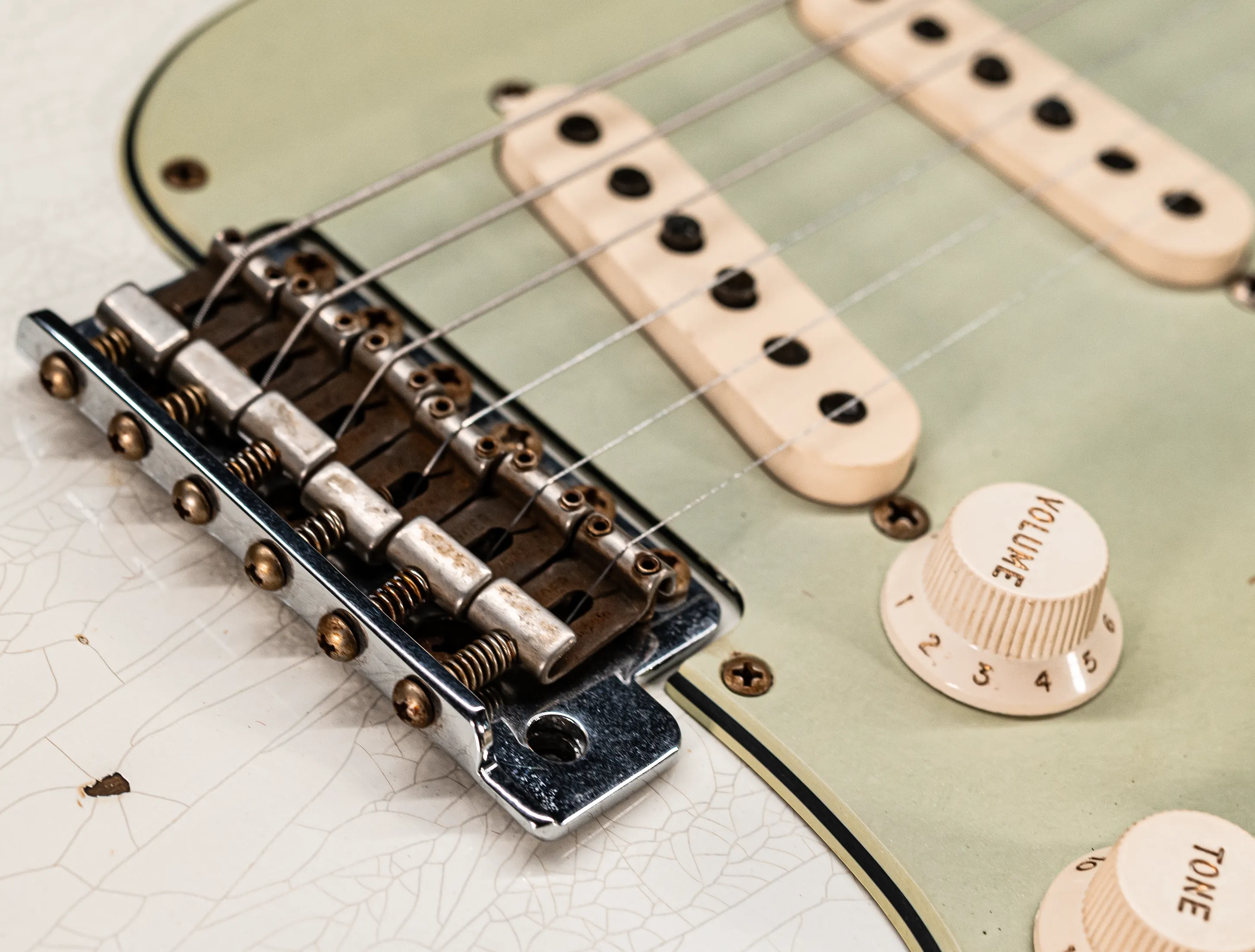 Fender MBD 1963 Stratocaster Heavy Relic - Super Faded Aged Olympic White