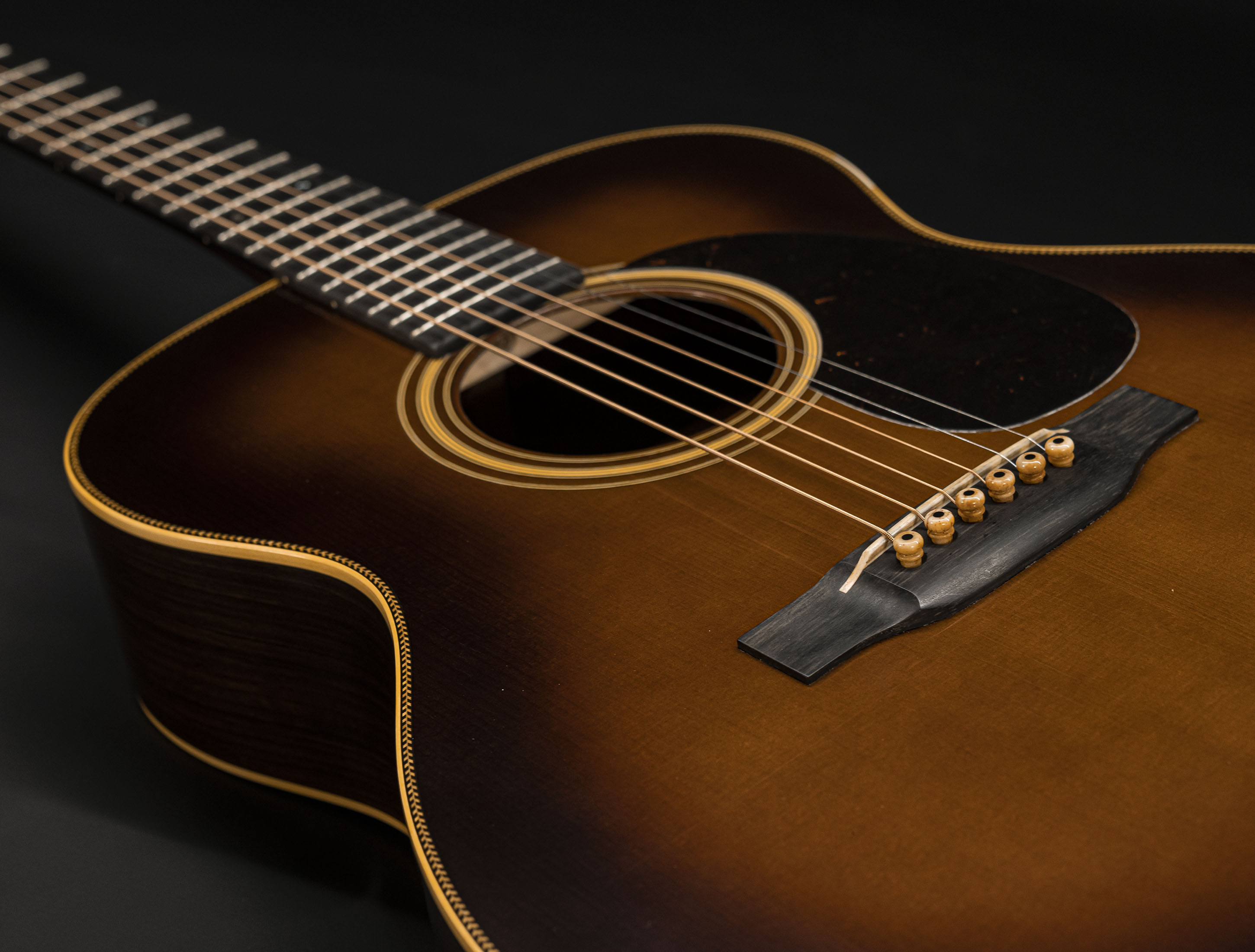 Show gallery (29 images) a137039 martin-custom-shop-000-28-authentic-1937-vintage-low-gloss-ambertone-burst-stage-1-aging