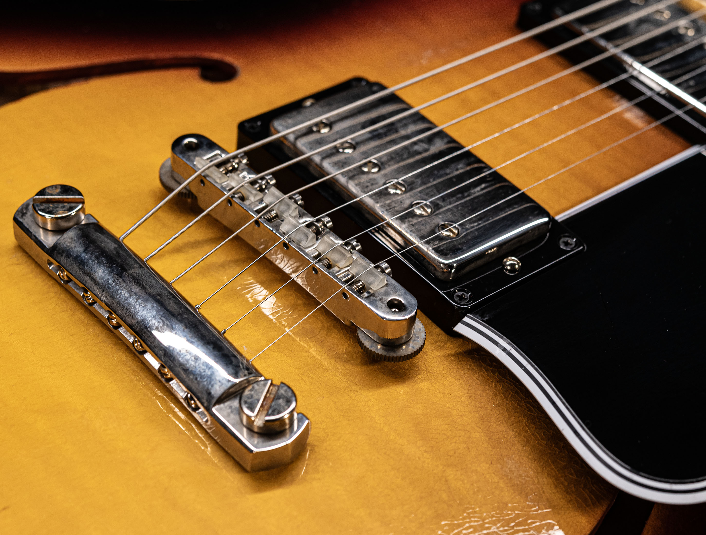 Galerie anzeigen (31 Bilder) a155086 Gibson-ES-335-1964-Custom-Shop-Murphy-Lab-Light-Aged-Figured-Maple-Antique-Vintage-Burst