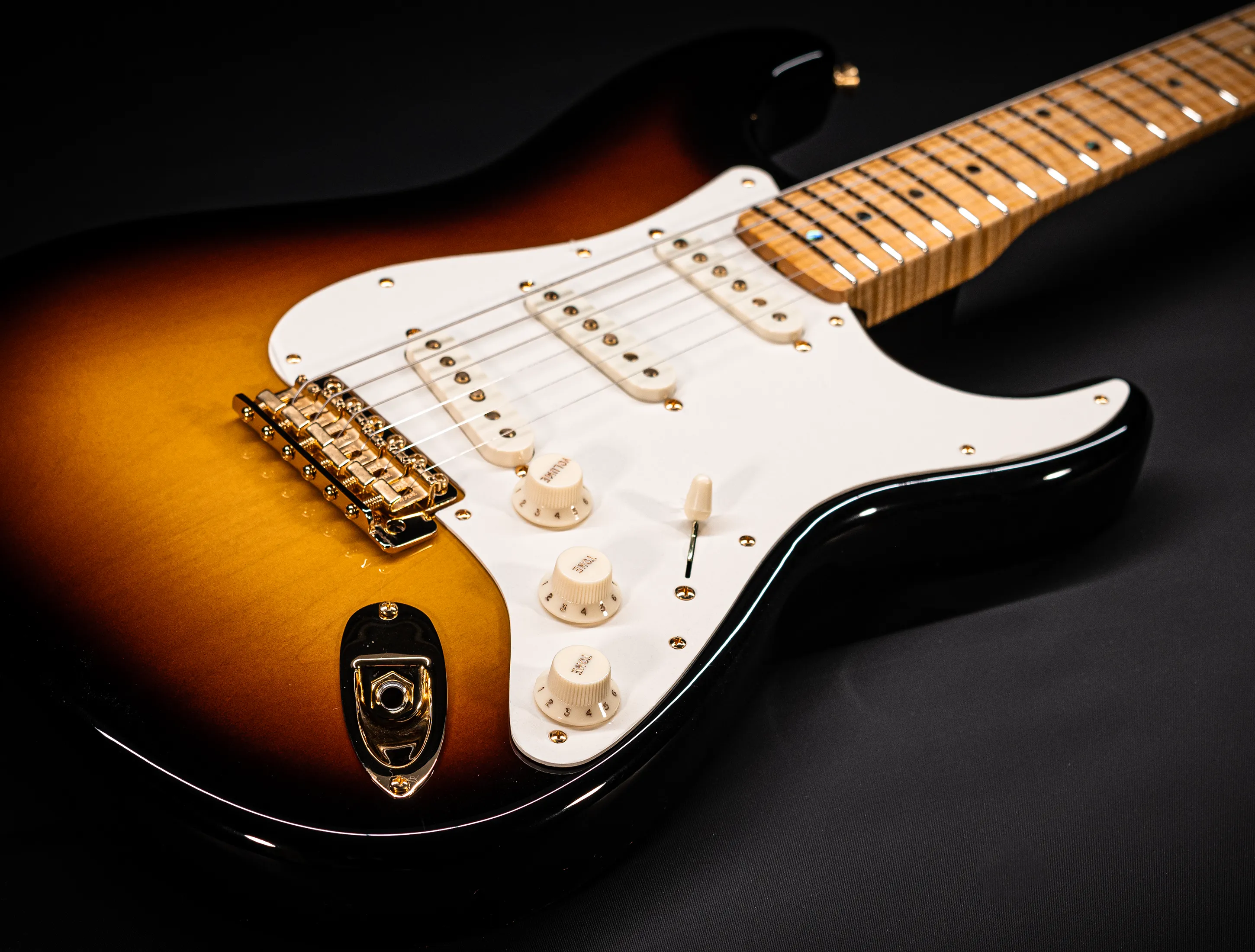 a165098 Fender 70th Anniversary Limited Stratocaster NOS Flame AAAA Neck - Sunburst