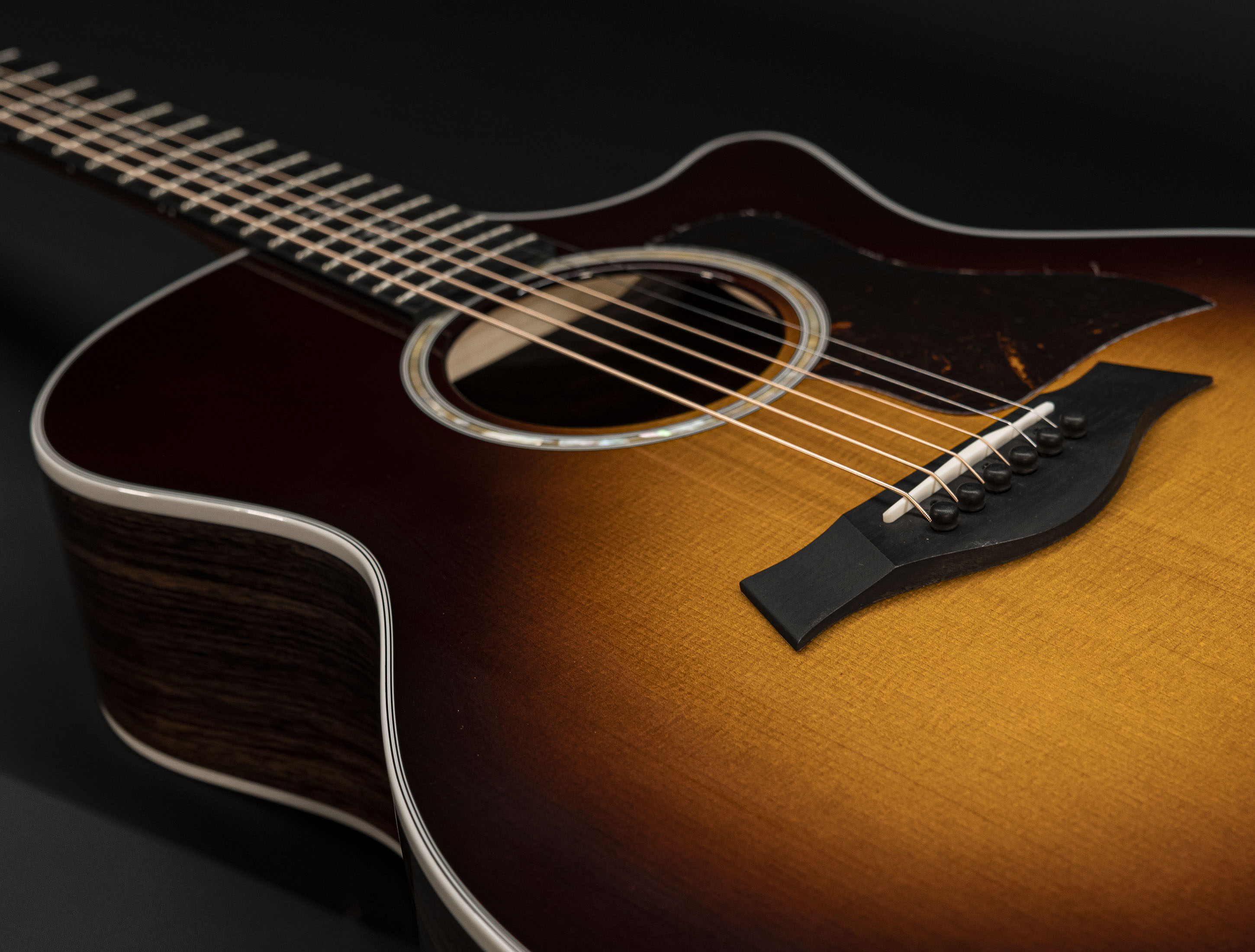 Galerie anzeigen (26 Bilder) a132439-taylor-414ce-r-tobacco-sunburst