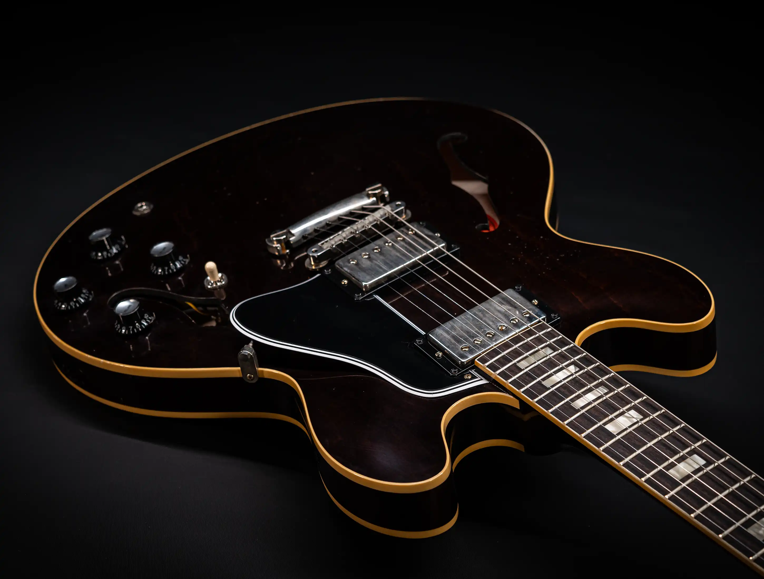 Galerie anzeigen (29 Bilder) a154464 Gibson-ES-335-1964-Custom-Shop-Murphy-Lab-Light-Aged-Figured-Maple-Antique-Walnut-Stain