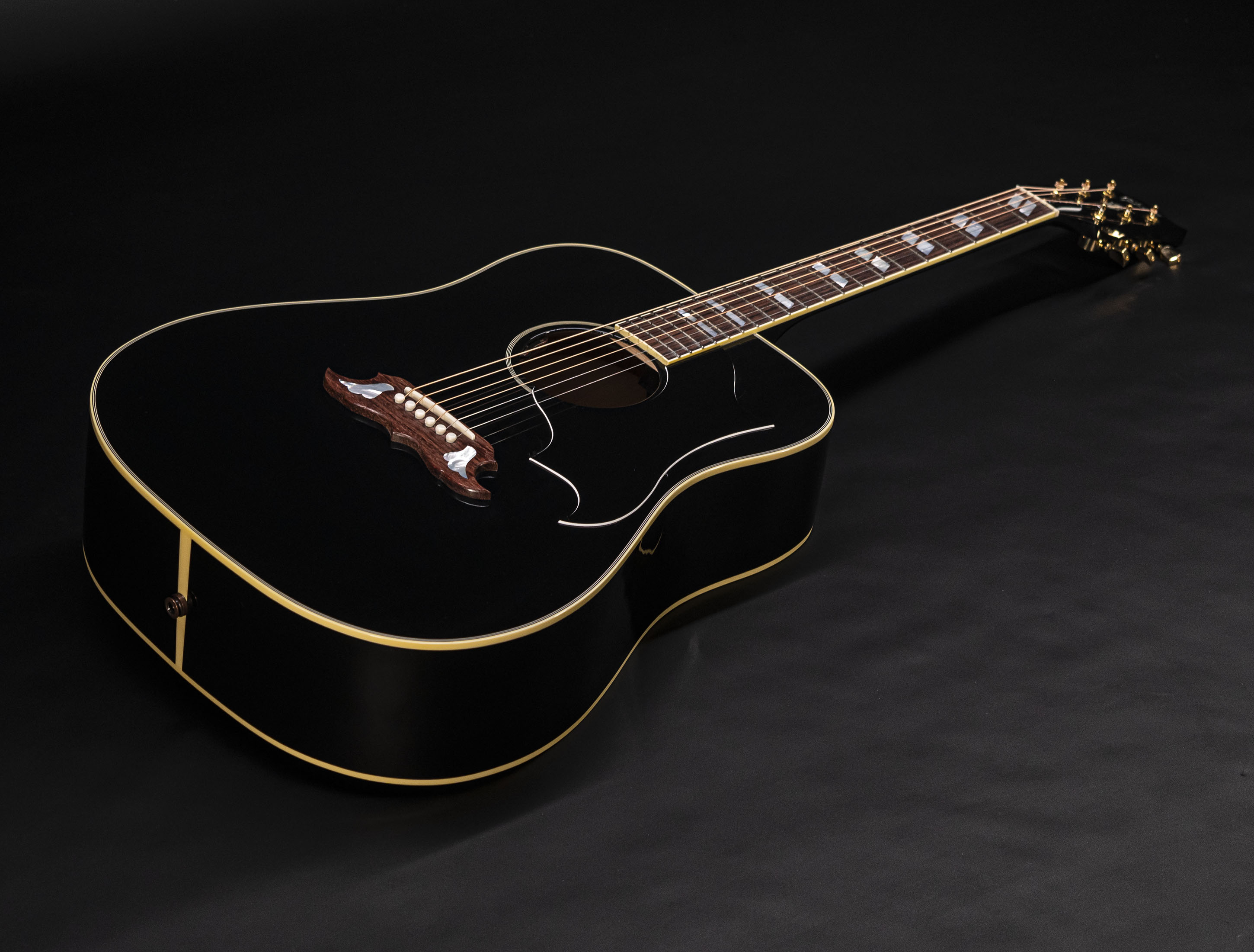 Show gallery (24 images) a110416 Gibson Elvis Dove Signature A Gift for the King - Ebony