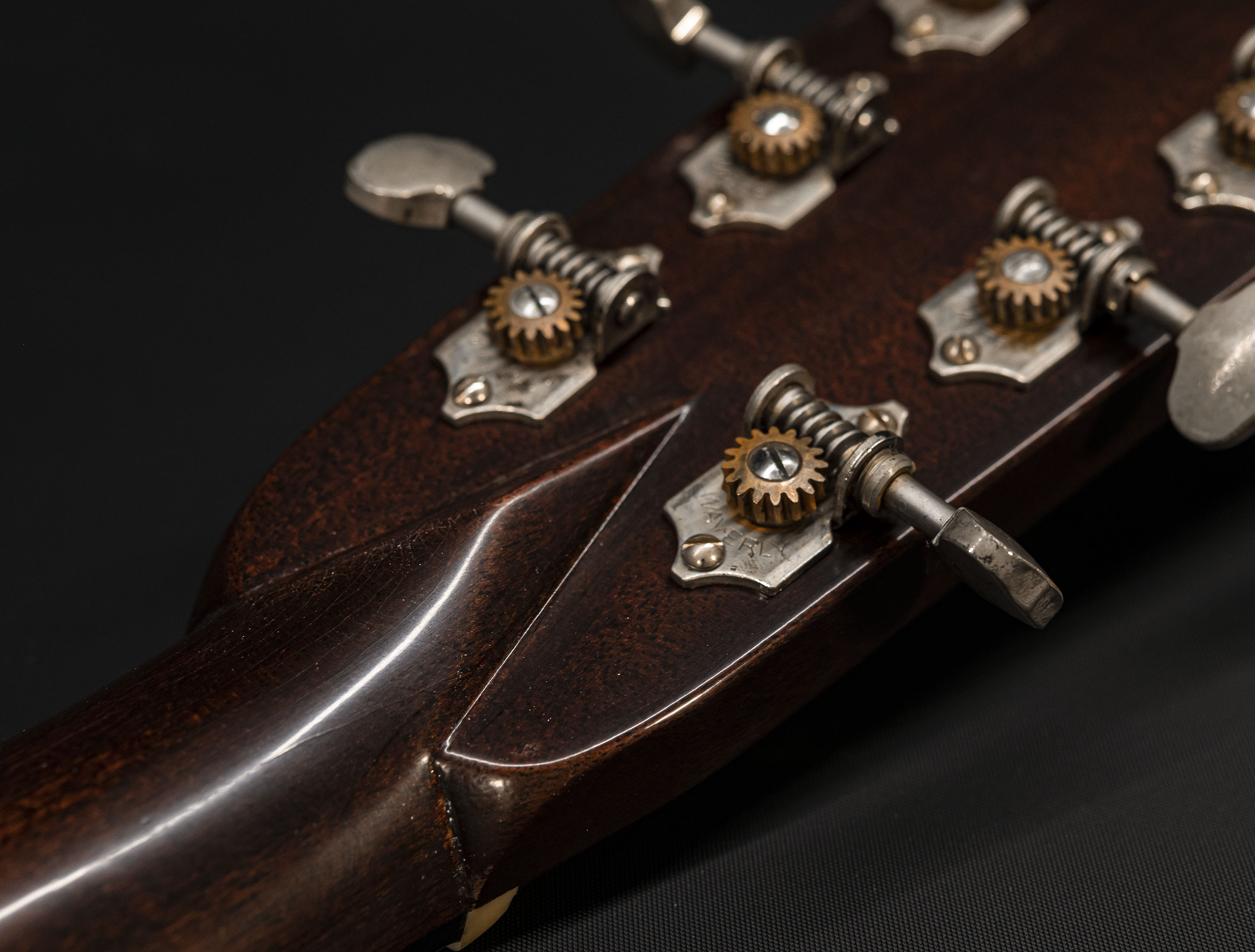 Show gallery (29 images) a137032 martin-custom-shop-000-28-authentic-1937-vintage-low-gloss-ambertone-burst-stage-1-aging