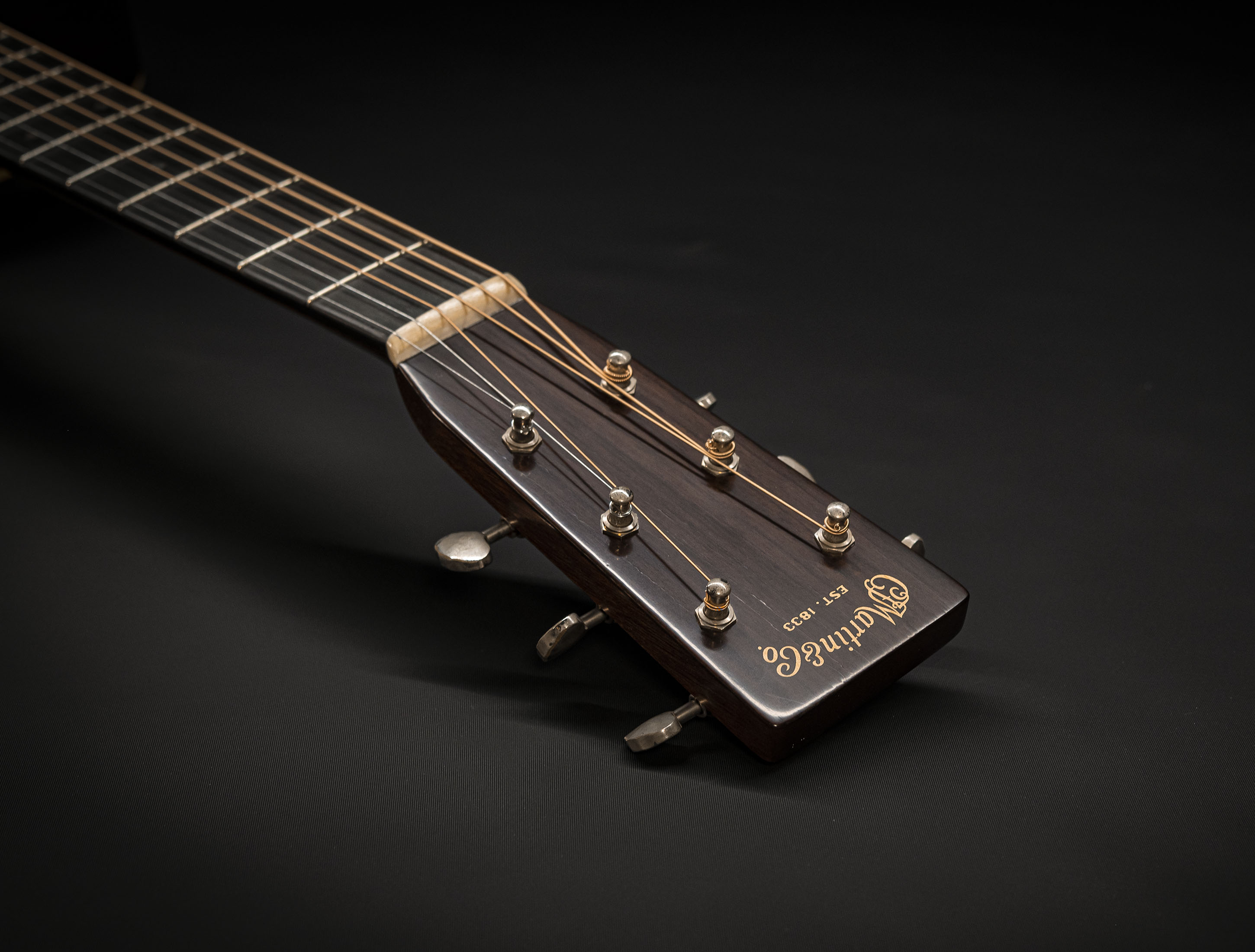 Show gallery (29 images) a137035 martin-custom-shop-000-28-authentic-1937-vintage-low-gloss-ambertone-burst-stage-1-aging