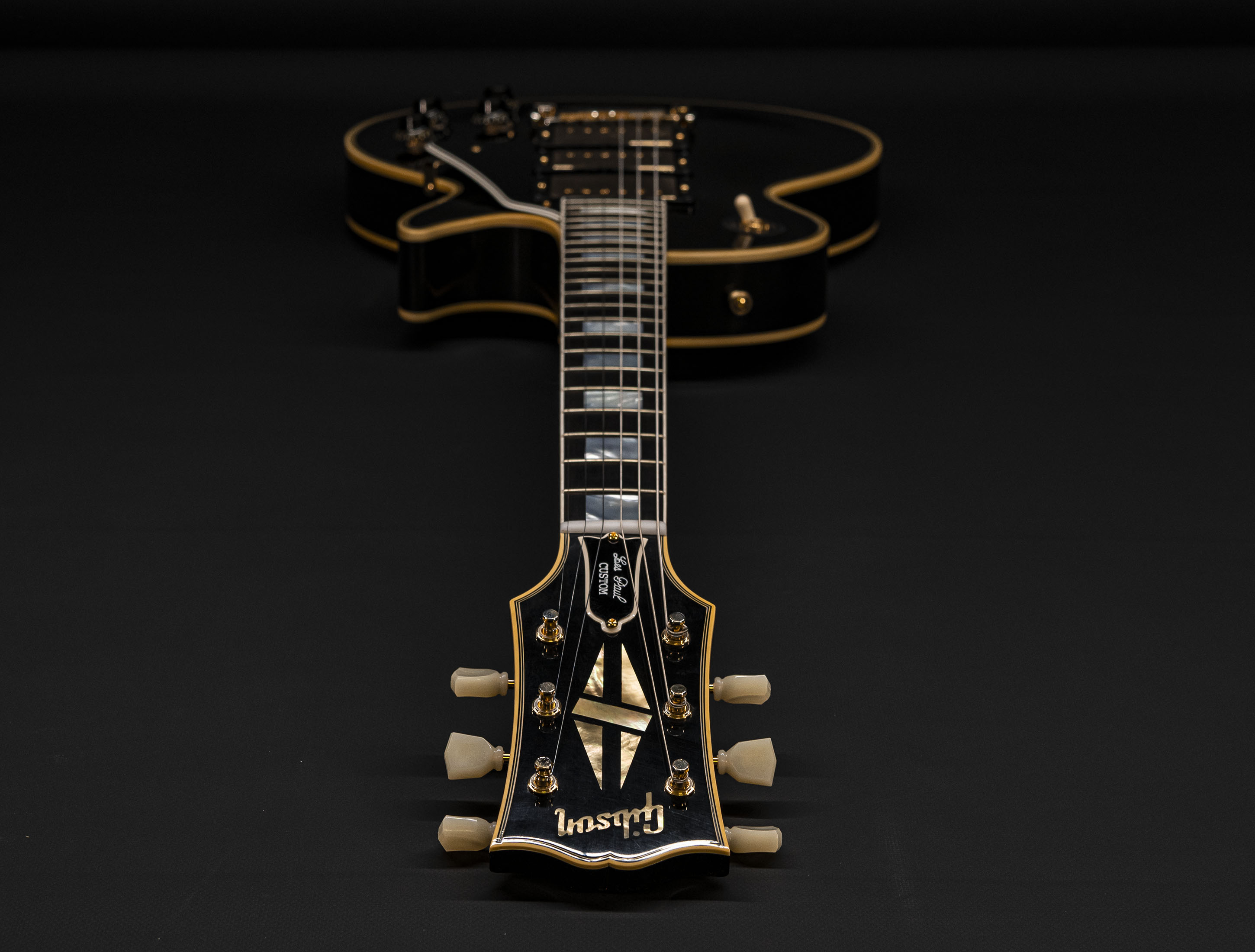 Galerie anzeigen (26 Bilder) a115982-gibson-les-paul-custom-1957-reissue-3-pickup-vos-ebony