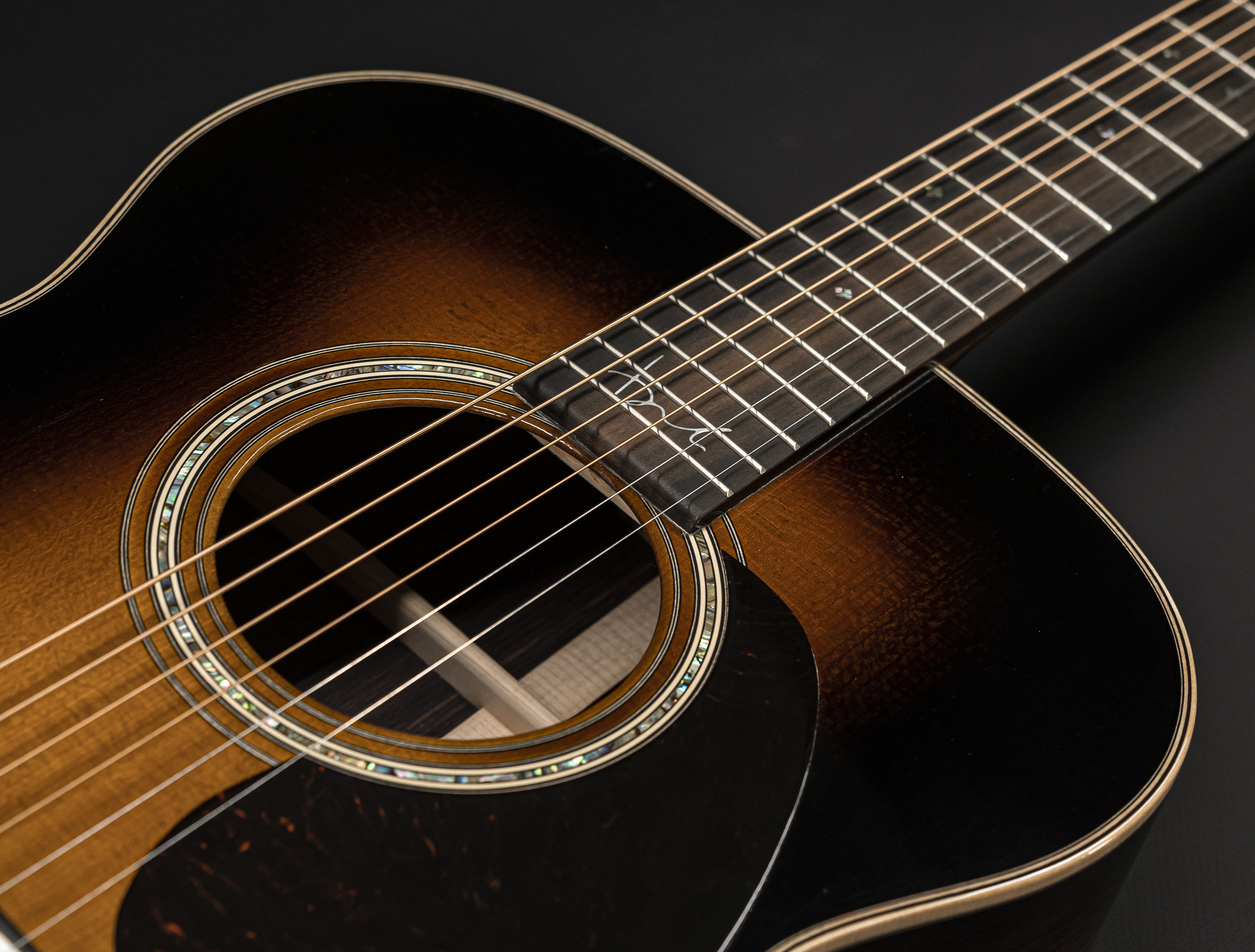 Galerie anzeigen (24 Bilder) a126331 martin-000-28bl-brooke-ligertwood-sunburst