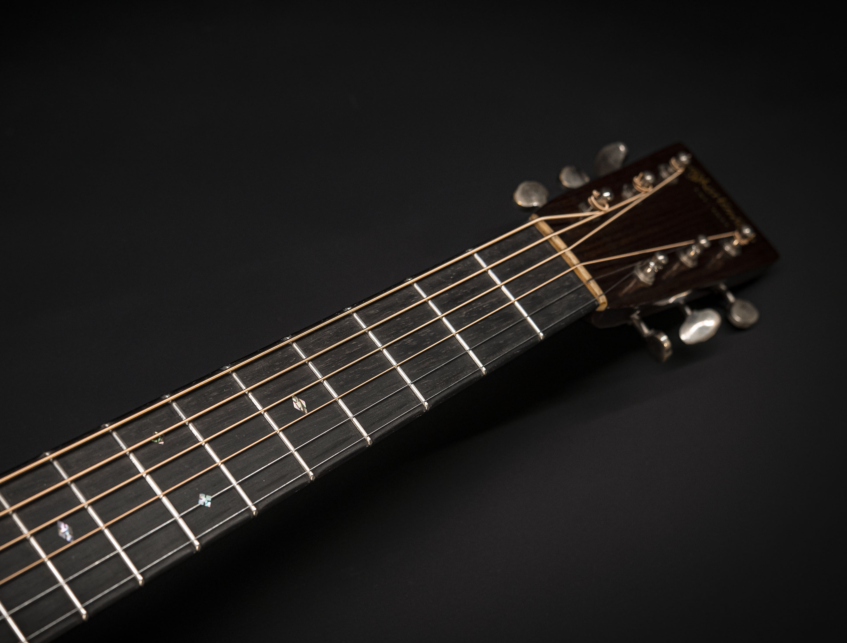 Show gallery (27 images) a134126 martin-custom-shop-d-28-authentic-1937-vintage-low-gloss-ambertone-burst-stage-1-aging