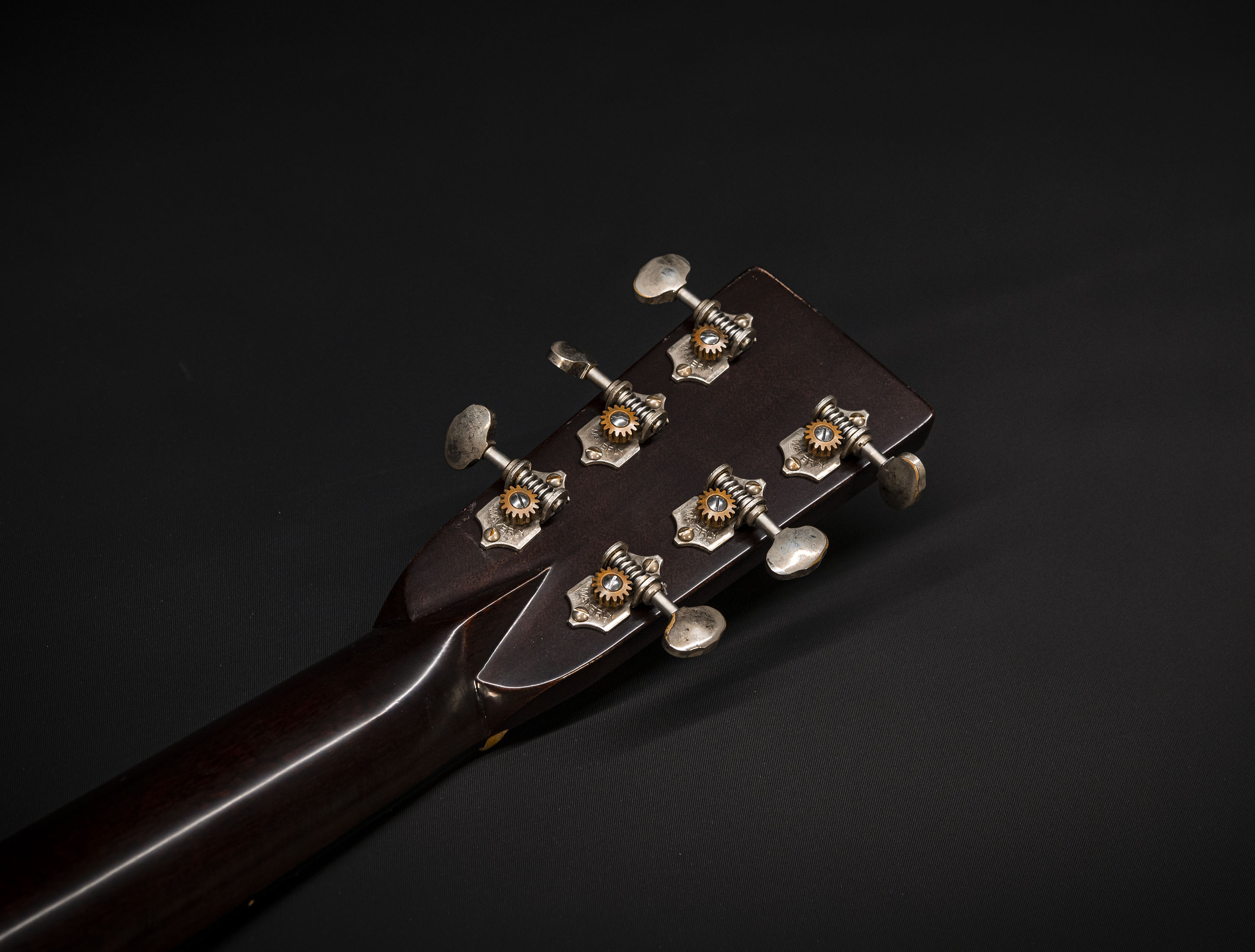 Show gallery (27 images) a134131 martin-custom-shop-d-28-authentic-1937-vintage-low-gloss-ambertone-burst-stage-1-aging
