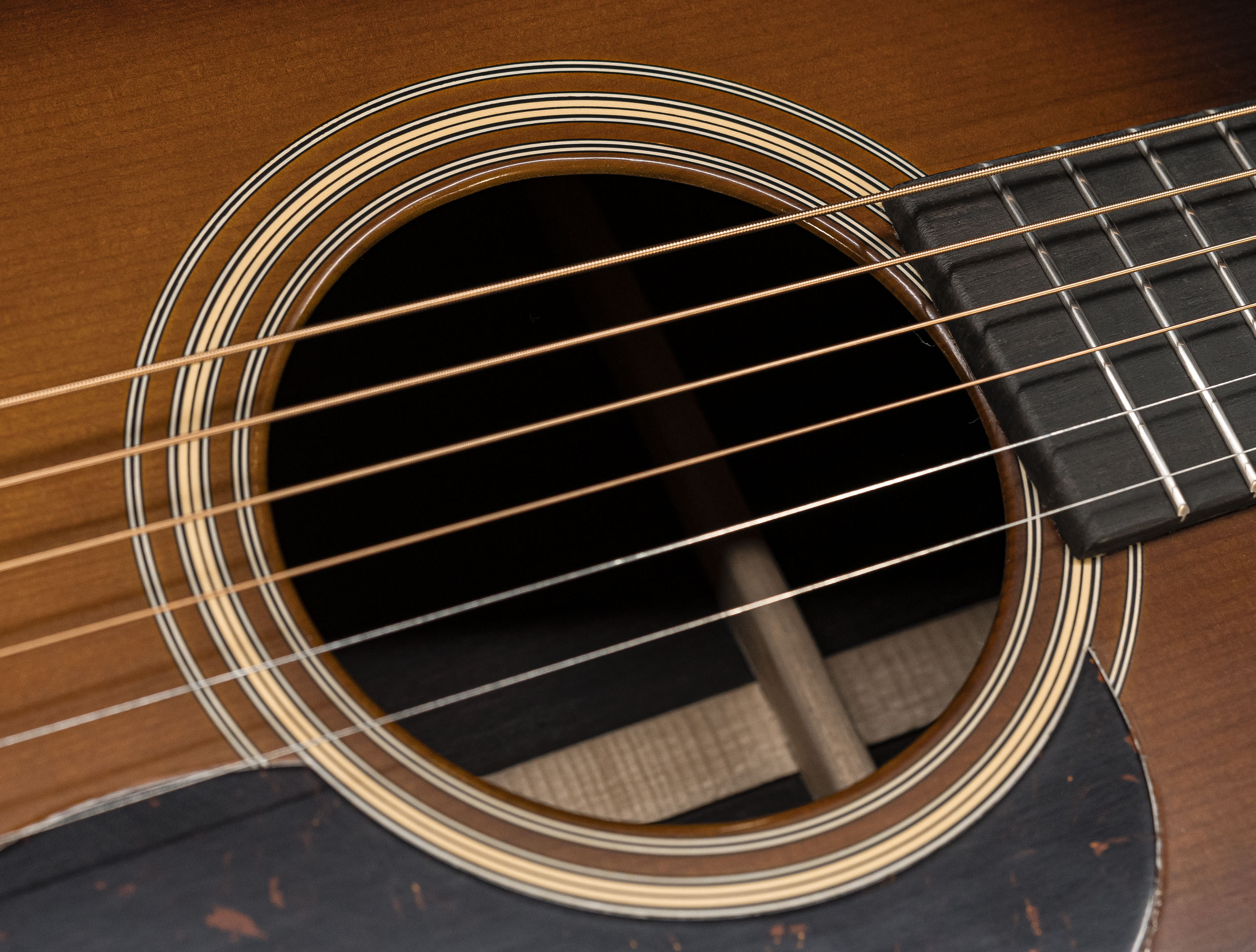 Show gallery (27 images) a134123 martin-custom-shop-d-28-authentic-1937-vintage-low-gloss-ambertone-burst-stage-1-aging
