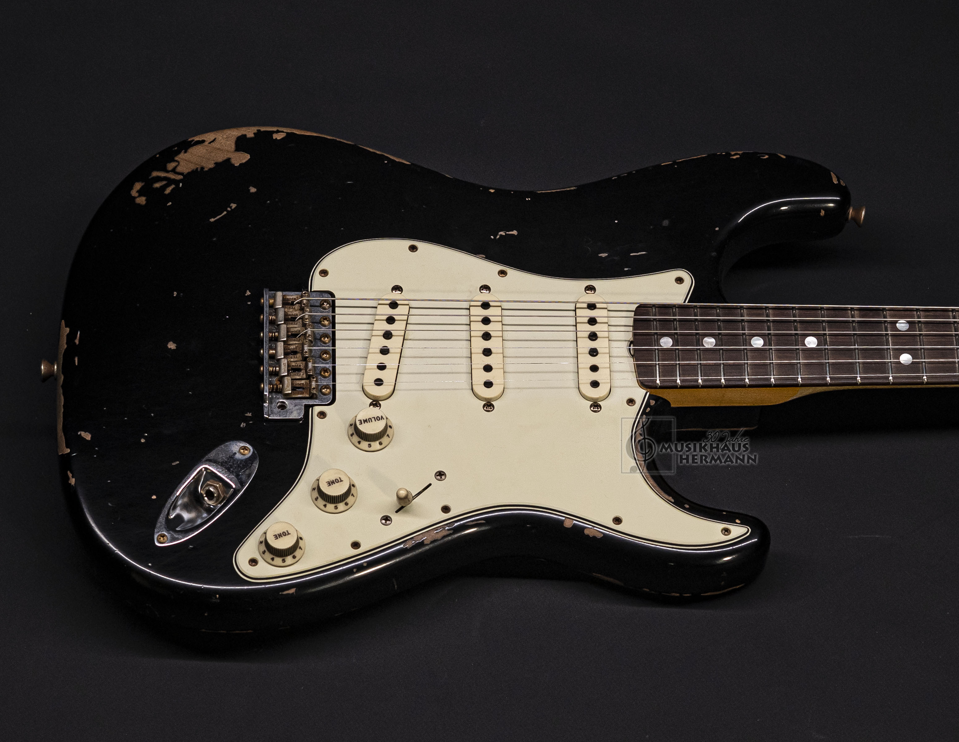 Show gallery (22 images) a9-1280 fender-custom-shop-michael-landau-1968-stratocaster-black