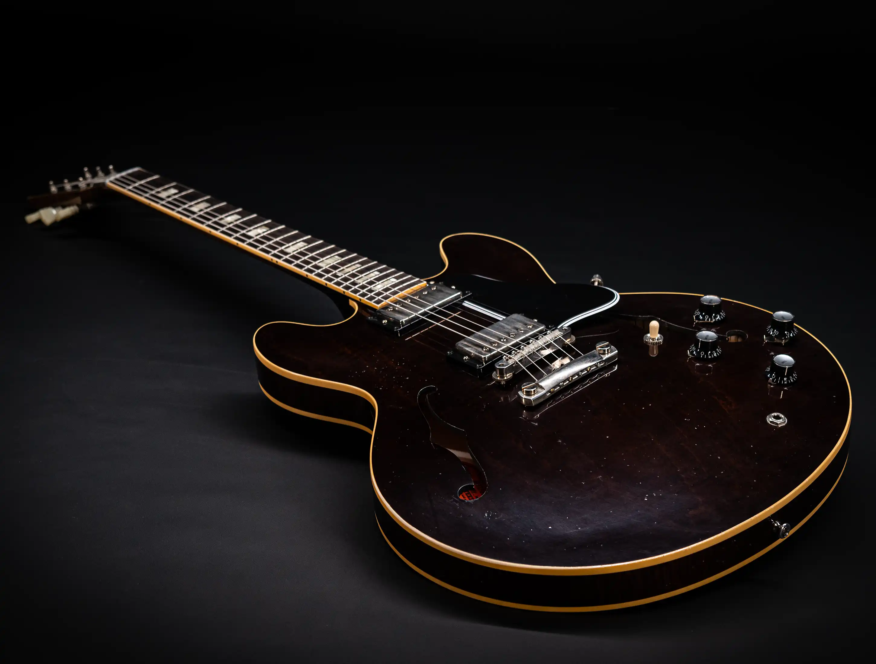 Galerie anzeigen (29 Bilder) a154470 Gibson-ES-335-1964-Custom-Shop-Murphy-Lab-Light-Aged-Figured-Maple-Antique-Walnut-Stain
