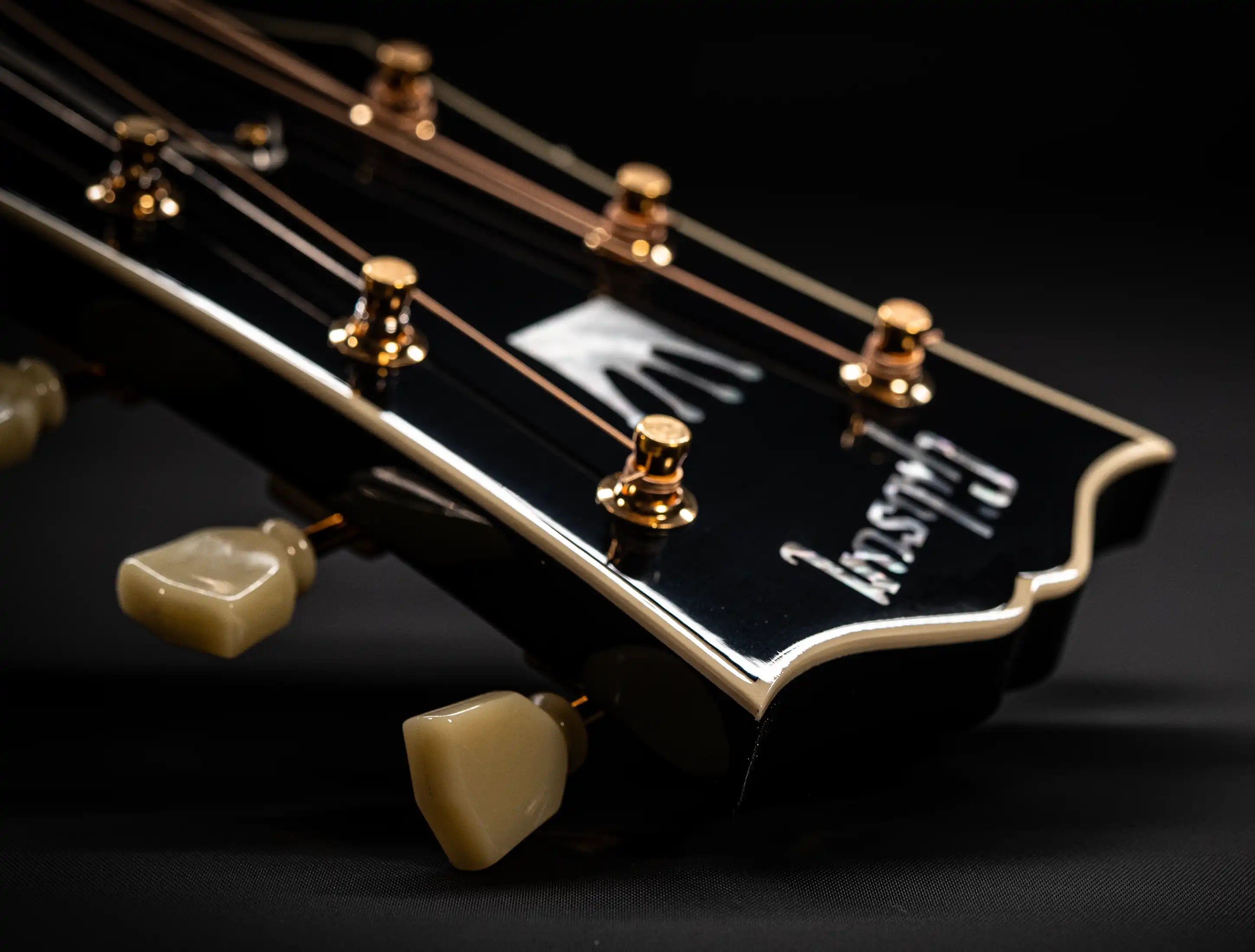 Show gallery (26 images) a154132 Gibson-SJ-200-King-Crown-of-Rock-and-Roll-Custom-Shop