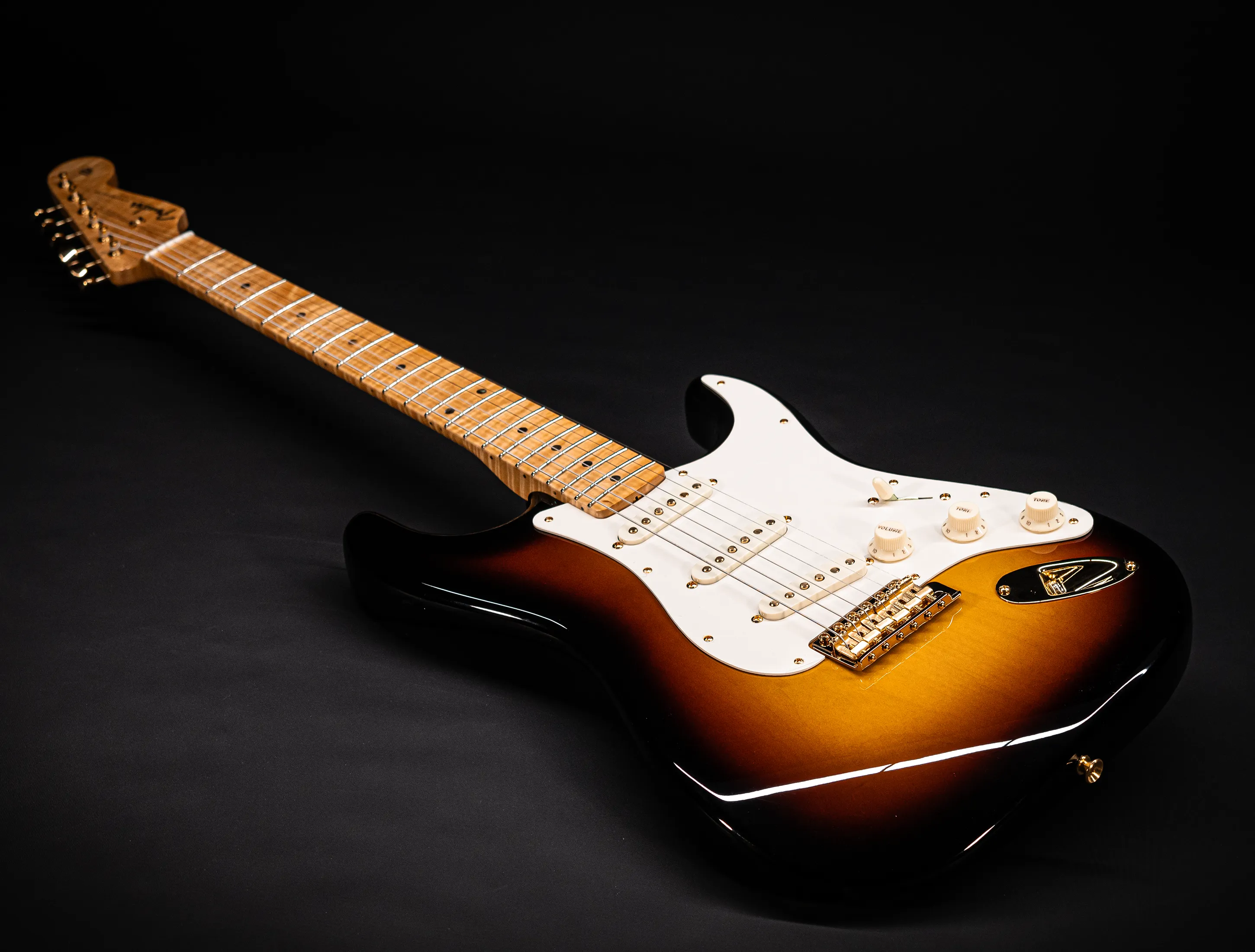 a165115 Fender 70th Anniversary Limited Stratocaster NOS Flame AAAA Neck - Sunburst