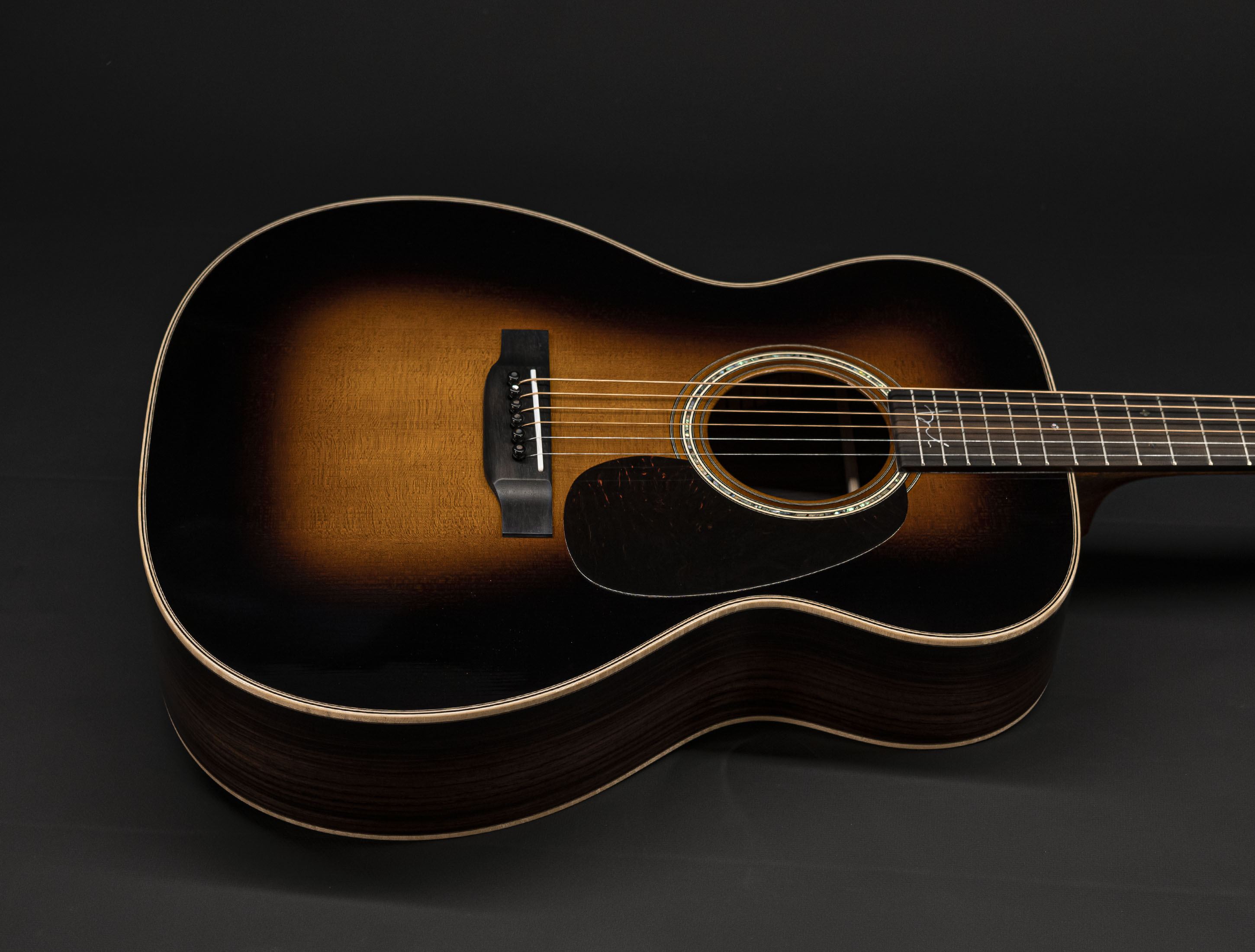 Galerie anzeigen (24 Bilder) a126330 martin-000-28bl-brooke-ligertwood-sunburst