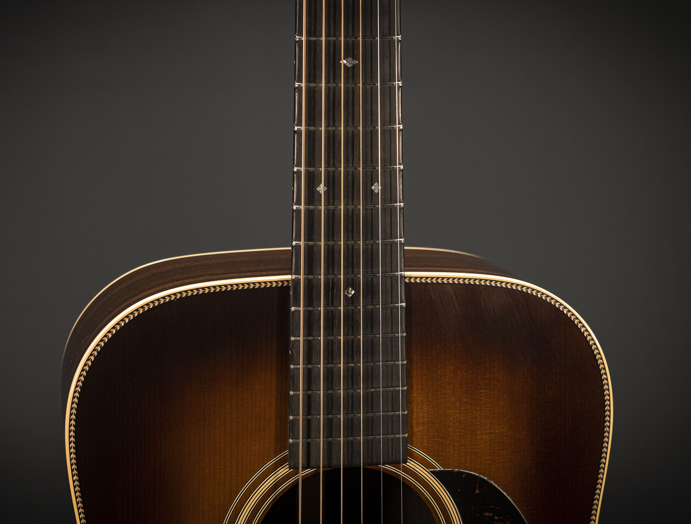 Show gallery (27 images) a134140 martin-custom-shop-d-28-authentic-1937-vintage-low-gloss-ambertone-burst-stage-1-aging