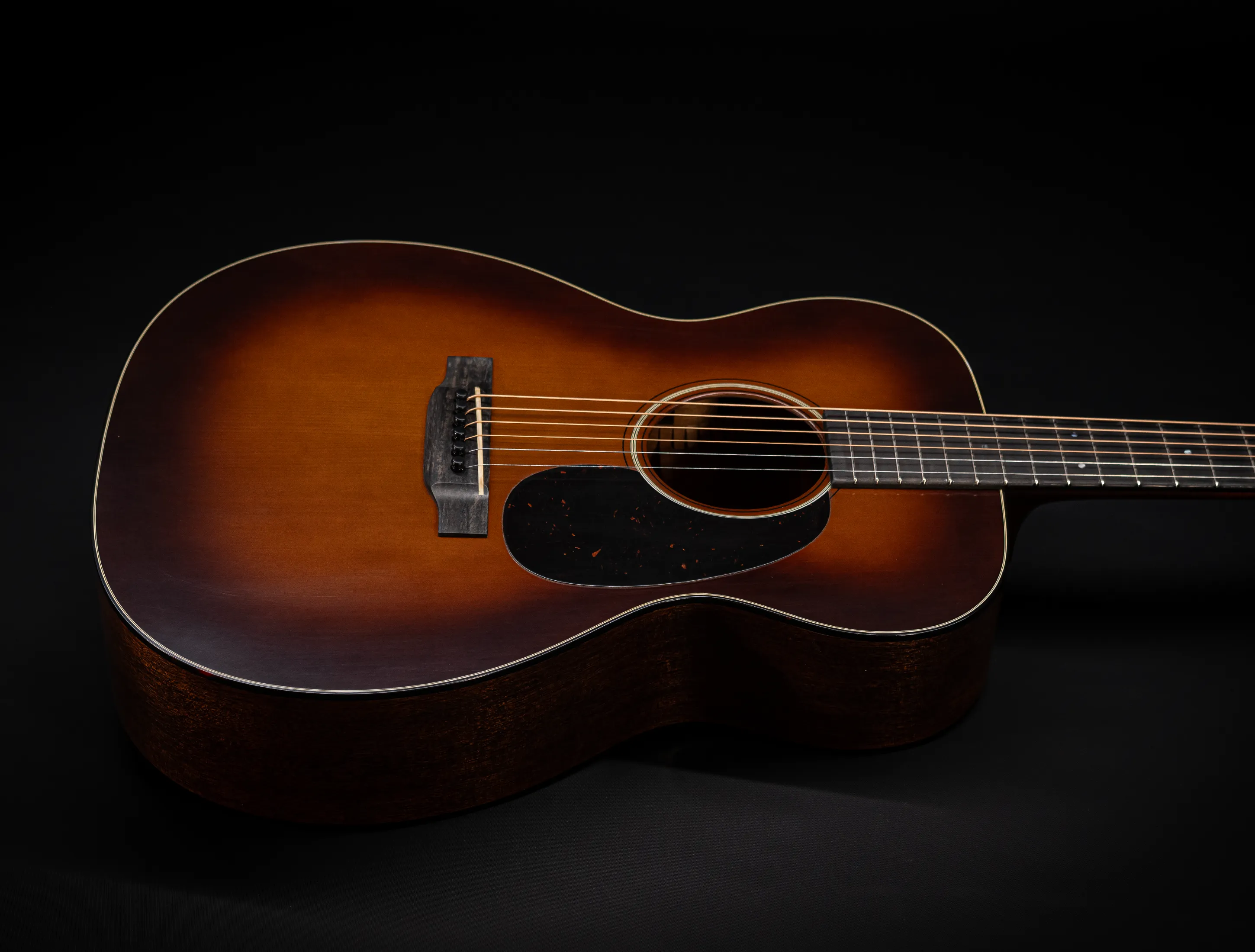 Show gallery (32 images) a156487-Martin Custom Shop 000-18 Authentic 1937 Vintage Low Gloss - Ambertone Burst Stage 1 Aging