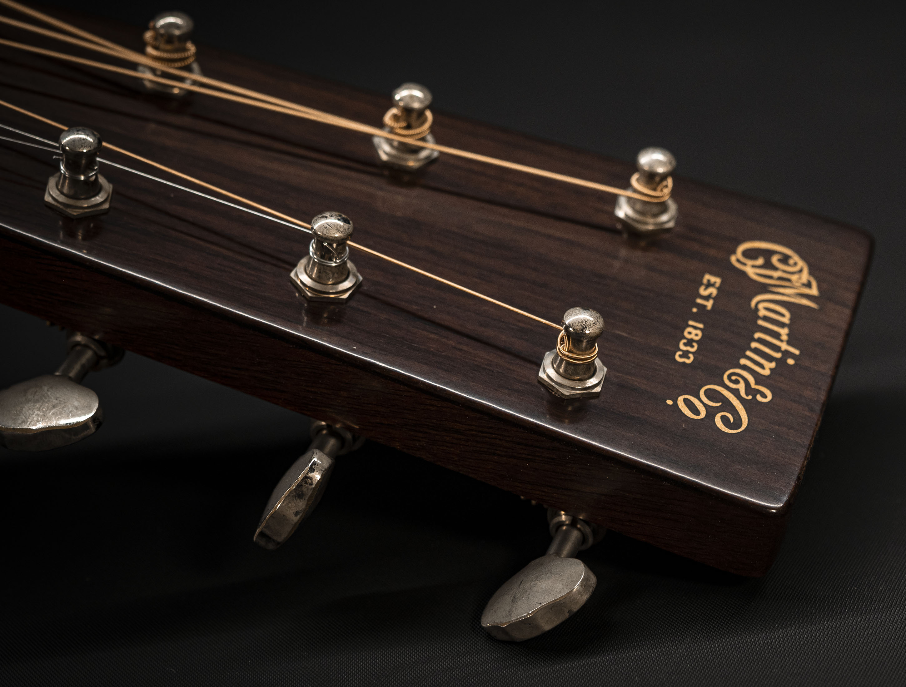 Show gallery (29 images) a137036 martin-custom-shop-000-28-authentic-1937-vintage-low-gloss-ambertone-burst-stage-1-aging